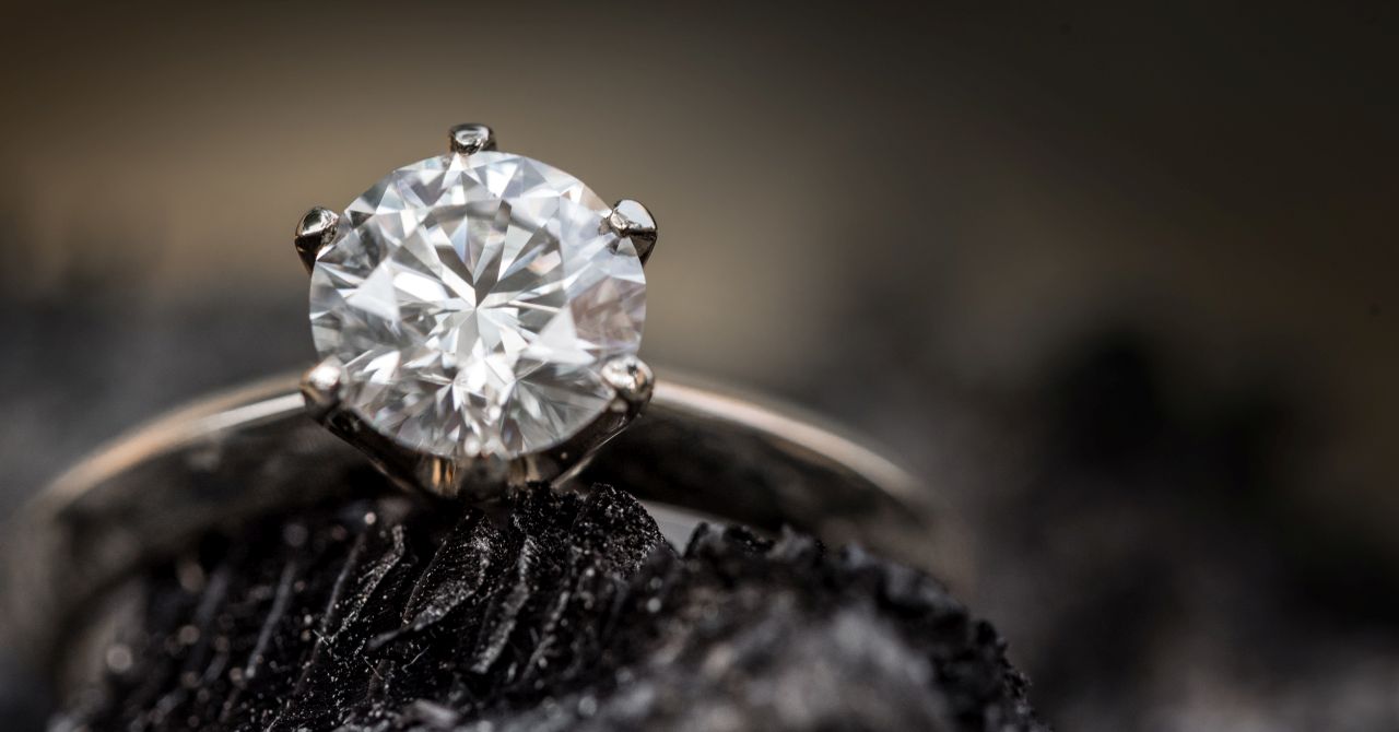 Ile kosztuje pierścionek zaręczynowy?