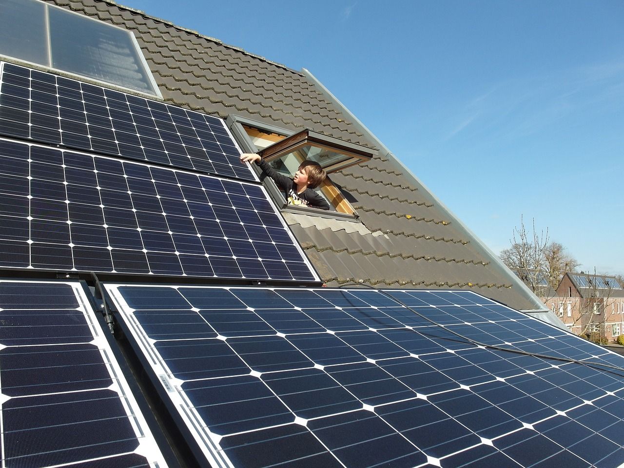 Ekologia na dachu, czyli o korzyściach instalacji paneli fotowoltaicznych