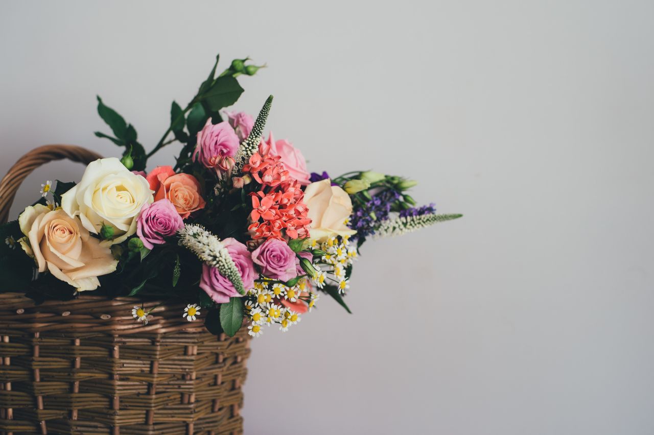 Jak udekorować dom sztucznymi kwiatami?