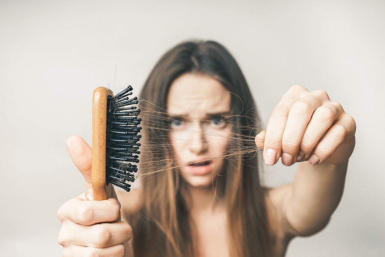 Jak uporać się się z problemem przerzedzonych włosów na głowie?