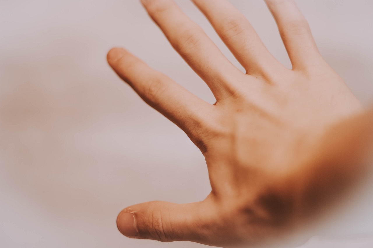Drętwienie rąk i palców – przyczyny i leczenie