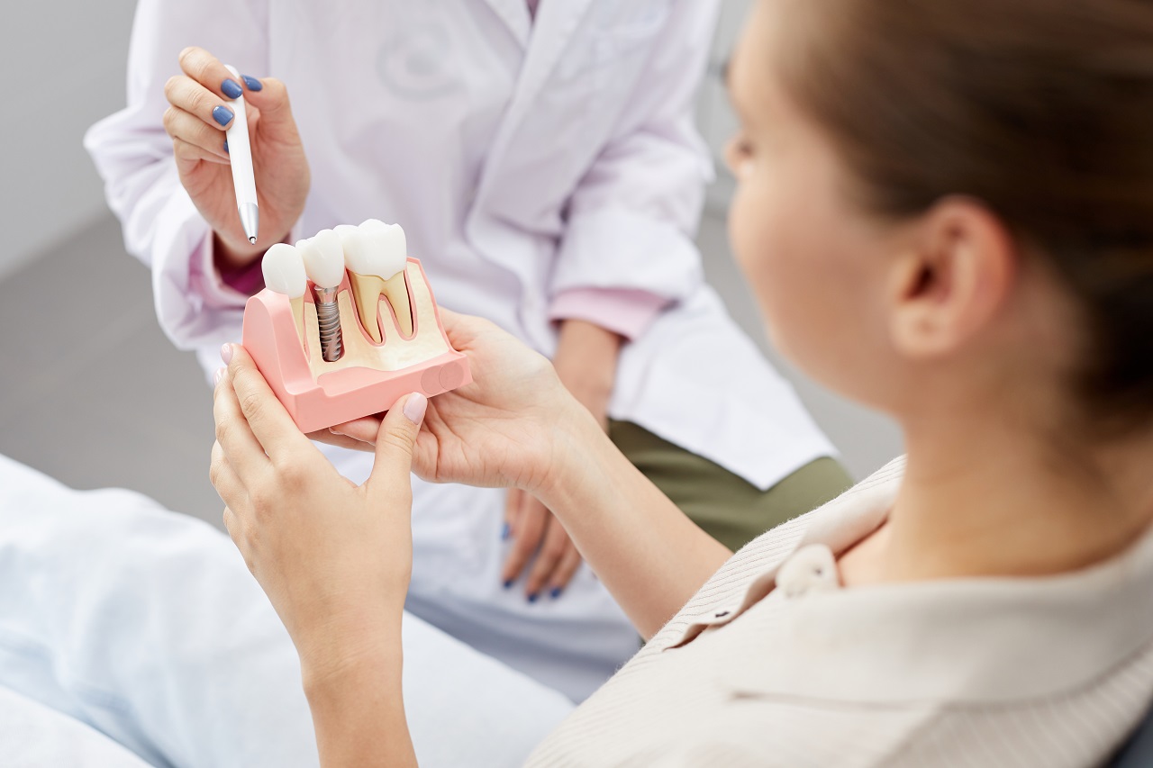 Inwestycja w implanty zębowe – dlaczego warto o tym pomyśleć?