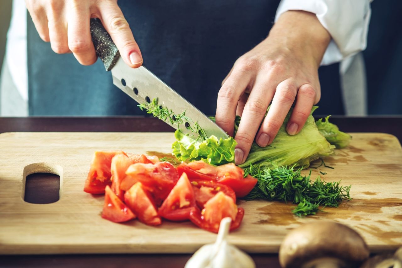 Dlaczego w pracy kucharza tak ważne są dobrej jakości noże?