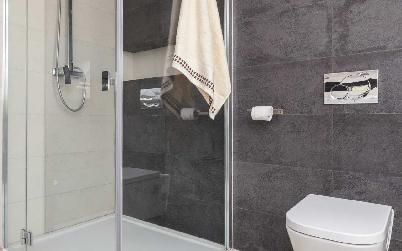 Jakie są niektóre udogodnienia, które można wprowadzić do kabiny prysznicowej?